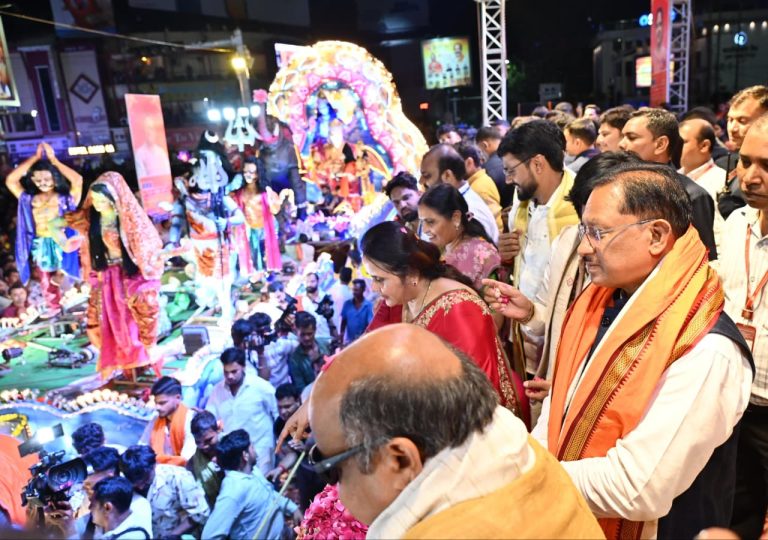 रायपुर : विविध पौराणिक प्रसंगों एवं आधुनिक घटनाओं पर आधारित सुसज्जित झांकियां बनी आकर्षण का केंद्र: झांकियों को देखने रायपुर में उमड़ा जनसैलाब