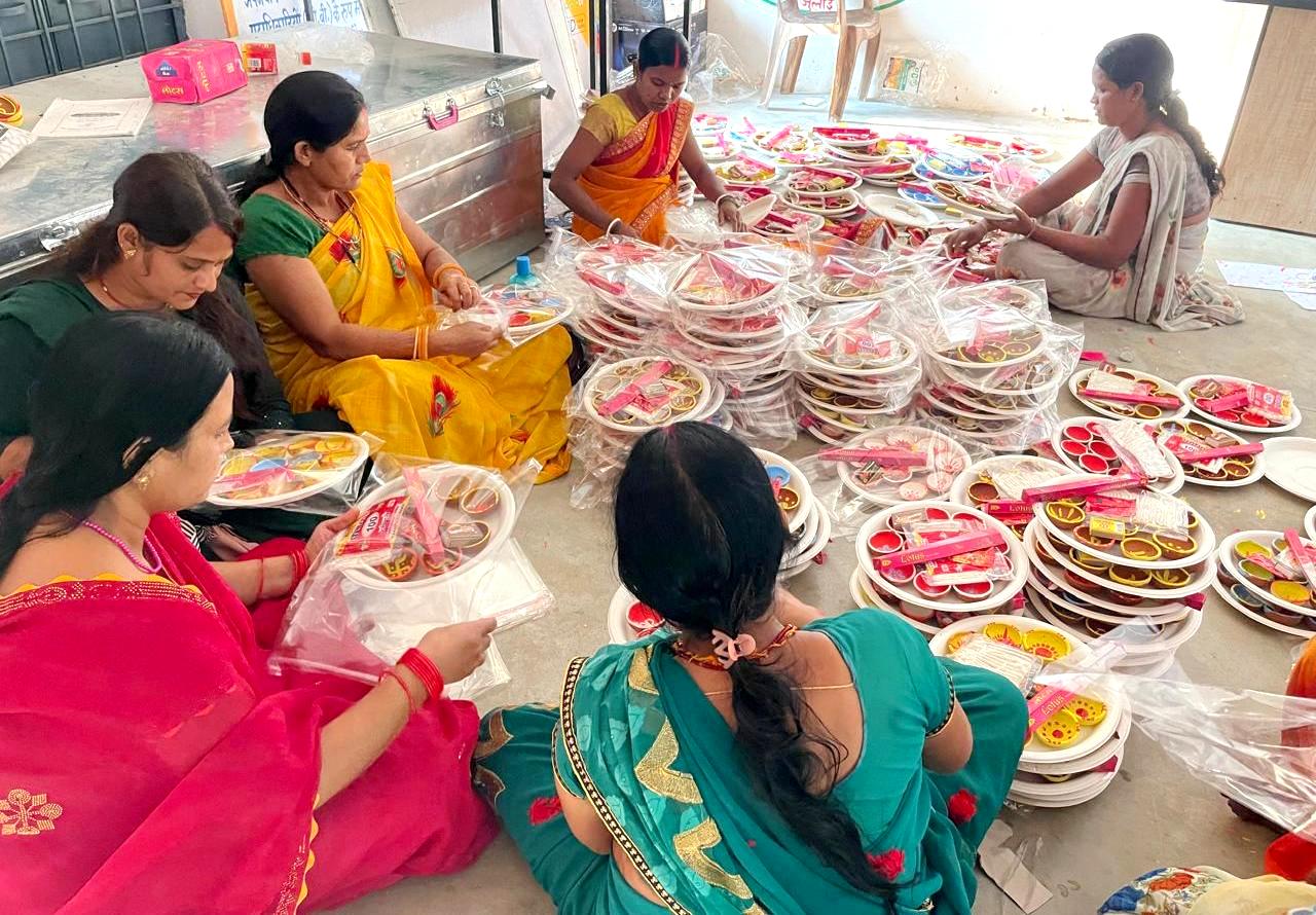 स्व-सहायता समूहों की मेहनत में रंग भर रहा है बिहान बाजार स्व-सहायता समूहों की मेहनत में रंग भर रहा है बिहान बाजार