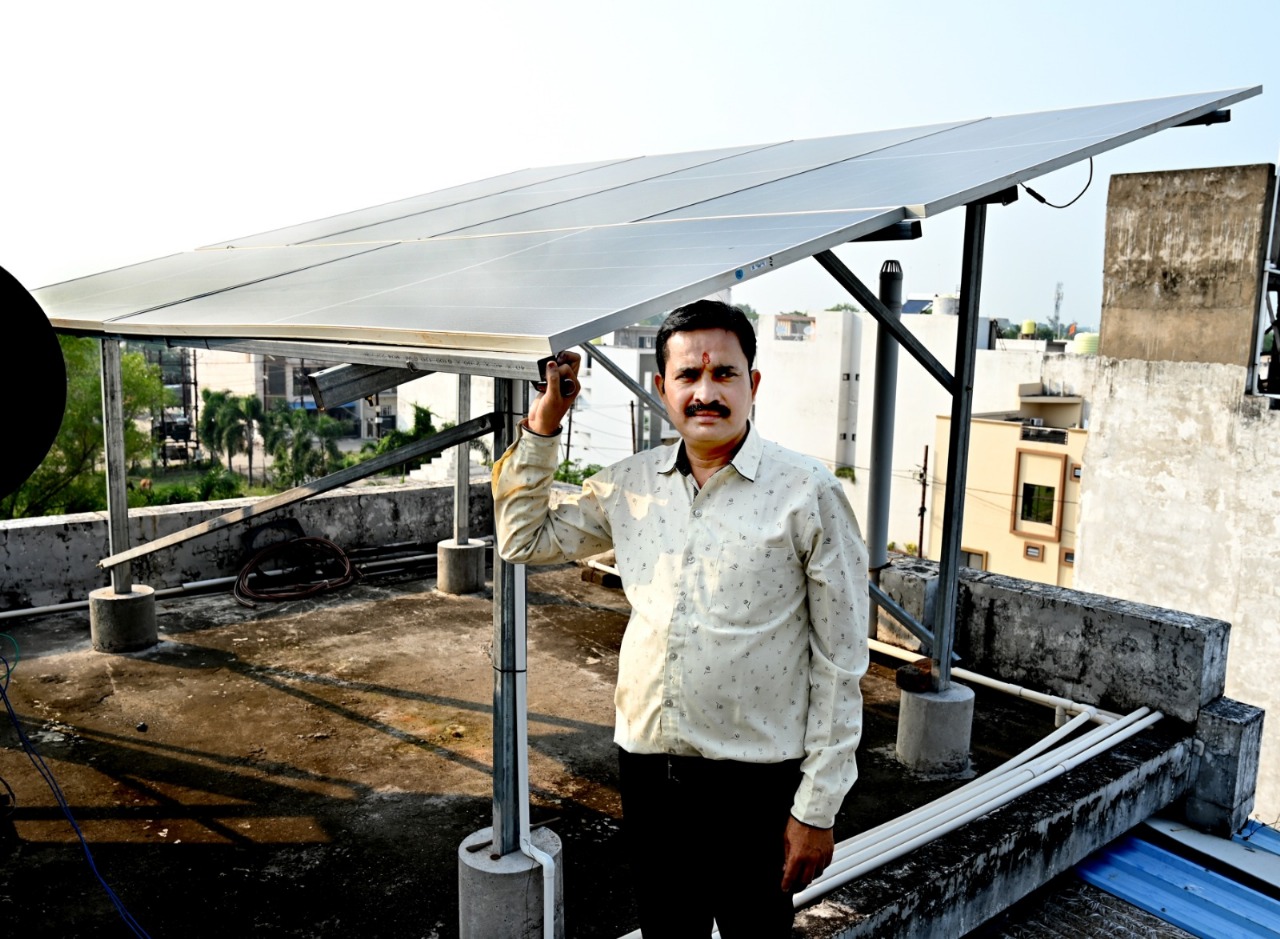 घर की छत बनी मिनी पावर हाउस- ओमप्रकाश घर की छत बनी मिनी पावर हाउस- ओमप्रकाश