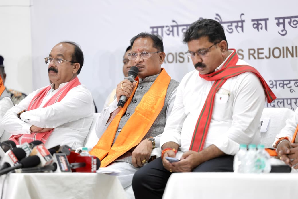 मुख्यधारा में लौटे माओवादी कैडर — बस्तर में शांति, विश्वास और विकास की नई सुबह : मुख्यमंत्री श्री विष्णु देव साय मुख्यधारा में लौटे माओवादी कैडर — बस्तर में शांति, विश्वास और विकास की नई सुबह : मुख्यमंत्री श्री विष्णु देव साय