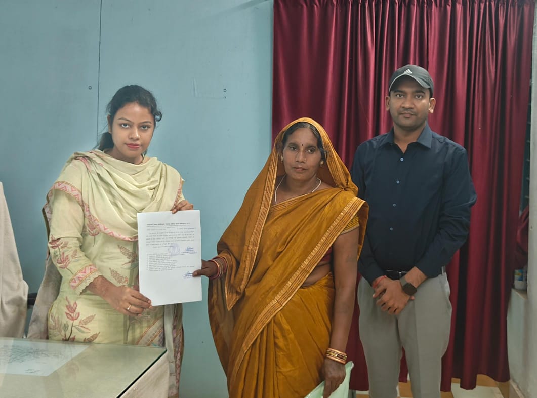 संवेदनशील प्रशासन की मिसाल, दिवंगत कोटवार भूधरदास की पत्नी श्रीमती बासन बाई को सिर्फ 20 दिनों में मिली कोटवारी की जिम्मेदारी संवेदनशील प्रशासन की मिसाल, दिवंगत कोटवार भूधरदास की पत्नी श्रीमती बासन बाई को सिर्फ 20 दिनों में मिली कोटवारी की जिम्मेदारी