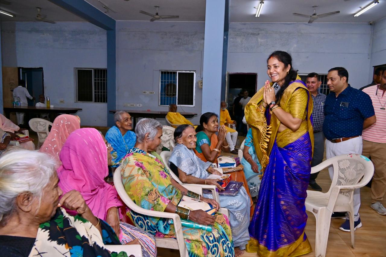 मंत्री श्रीमती लक्ष्मी राजवाड़े ने बुजुर्गों संग मनाई दीवाली मंत्री श्रीमती लक्ष्मी राजवाड़े ने बुजुर्गों संग मनाई दीवाली