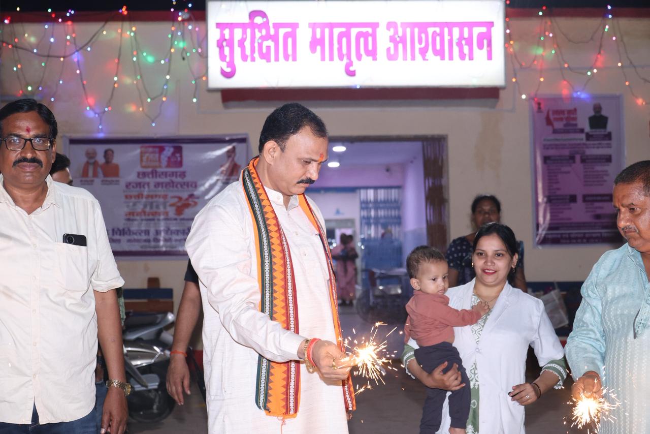 स्वास्थ्य मंत्री श्री श्याम बिहारी जायसवाल ने मरीजों और अस्पताल स्टाफ के साथ मनाई दिवाली, फल और मिठाई किया वितरित स्वास्थ्य मंत्री श्री श्याम बिहारी जायसवाल ने मरीजों और अस्पताल स्टाफ के साथ मनाई दिवाली, फल और मिठाई किया वितरित