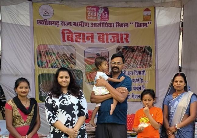 ग्रामीण महिलाओं के हुनर को मिला मंच ग्रामीण महिलाओं के हुनर को मिला मंच