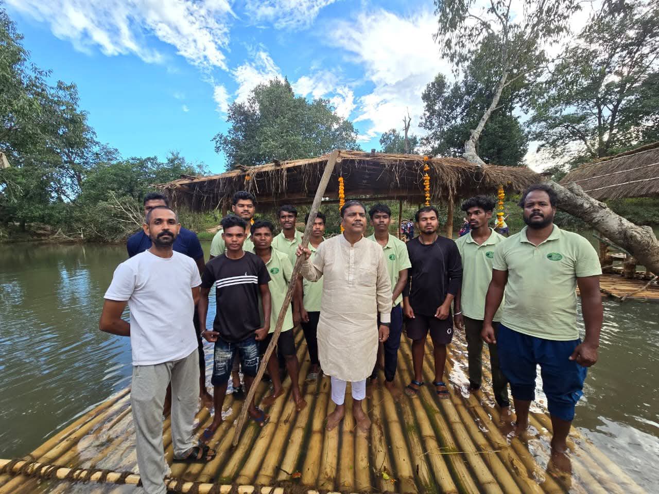 तीरथगढ़ में बांस की नाव पर रोमांच तीरथगढ़ में बांस की नाव पर रोमांच