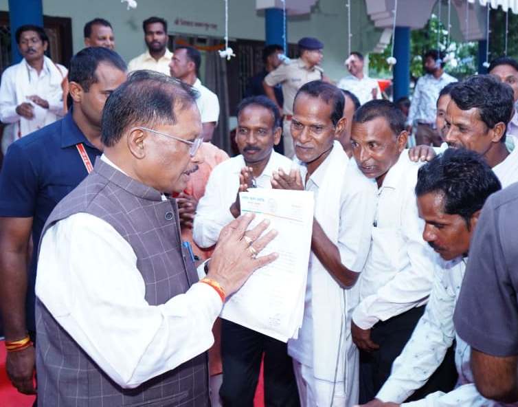 मुख्यमंत्री श्री विष्णु देव साय को दीपपर्व की शुभकामनाएं देने बगिया में लगा रहा तांता मुख्यमंत्री श्री विष्णु देव साय को दीपपर्व की शुभकामनाएं देने बगिया में लगा रहा तांता