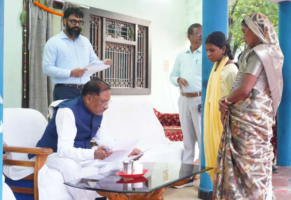 मुख्यमंत्री श्री विष्णु देव साय ने बगिया में सुनी आम जनता की समस्याएं मुख्यमंत्री श्री विष्णु देव साय ने बगिया में सुनी आम जनता की समस्याएं