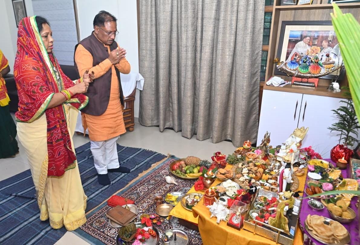 मुख्यमंत्री श्री विष्णु देव साय ने की गोवर्धन पूजा, प्रदेश की सुख-समृद्धि और खुशहाली की कामना की मुख्यमंत्री श्री विष्णु देव साय ने की गोवर्धन पूजा, प्रदेश की सुख-समृद्धि और खुशहाली की कामना की
