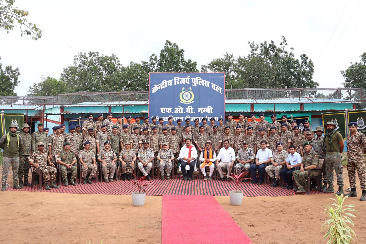 उपमुख्यमंत्री श्री विजय शर्मा ने दूरस्थ ग्राम नंबी में सीआरपीएफ कैंप के जवानों से की मुलाकात उपमुख्यमंत्री श्री विजय शर्मा ने दूरस्थ ग्राम नंबी में सीआरपीएफ कैंप के जवानों से की मुलाकात