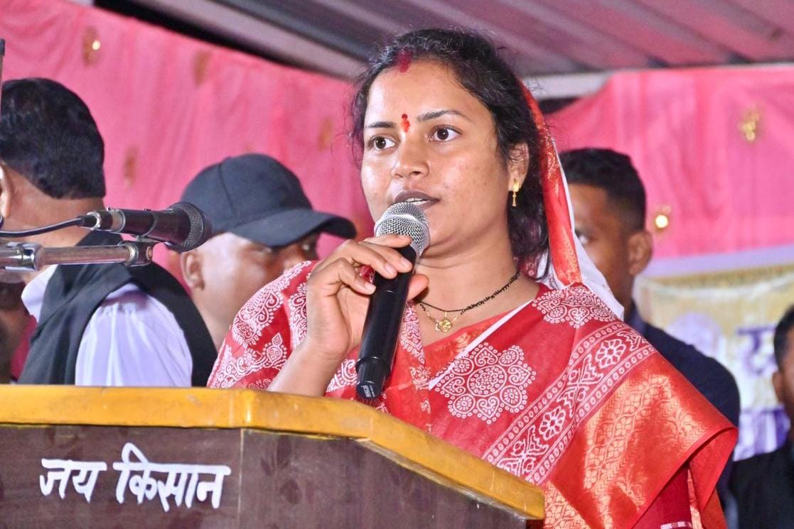 मंत्री श्रीमती लक्ष्मी राजवाड़े ने रजवार समाज के उत्कृष्ट विद्यार्थियों का किया सम्मान मंत्री श्रीमती लक्ष्मी राजवाड़े ने रजवार समाज के उत्कृष्ट विद्यार्थियों का किया सम्मान