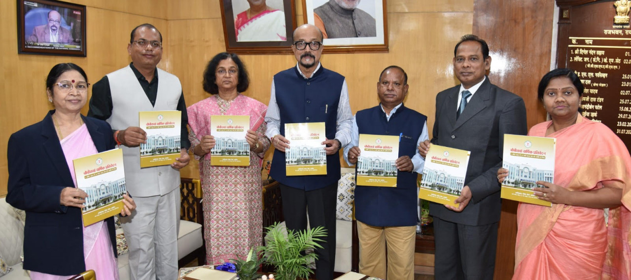 राज्यपाल श्री डेका को लोक सेवा आयोग की अध्यक्ष सुश्री शांडिल्य ने वार्षिक प्रतिवेदन सौंपा राज्यपाल श्री डेका को लोक सेवा आयोग की अध्यक्ष सुश्री शांडिल्य ने वार्षिक प्रतिवेदन सौंपा