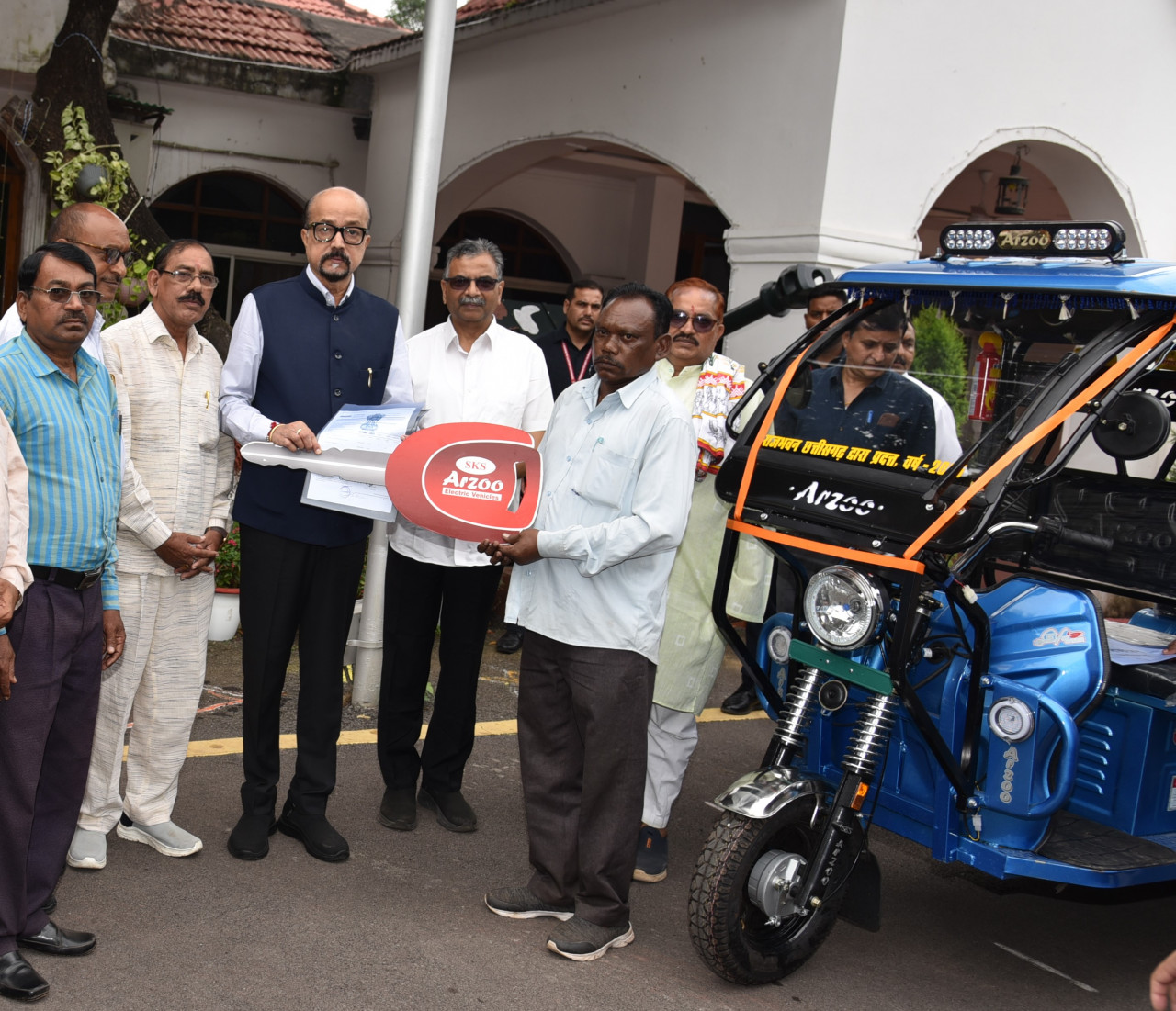 राज्यपाल श्री डेका ने सरस्वती शिक्षा संस्थान को प्रदान किए चार ई-रिक्शे राज्यपाल श्री डेका ने सरस्वती शिक्षा संस्थान को प्रदान किए चार ई-रिक्शे