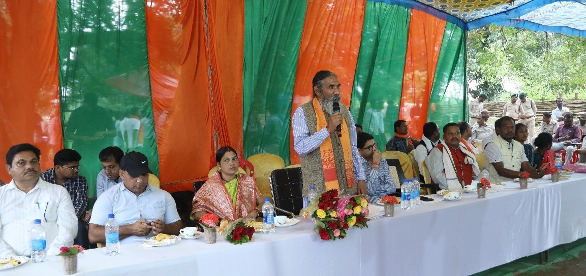 उप मुख्यमंत्री श्री विजय शर्मा ने उत्तर बस्तर कांकेर के दूरस्थ ग्राम माहला के ग्रामीणों से किया वर्चुअल संवाद उप मुख्यमंत्री श्री विजय शर्मा ने उत्तर बस्तर कांकेर के दूरस्थ ग्राम माहला के ग्रामीणों से किया वर्चुअल संवाद