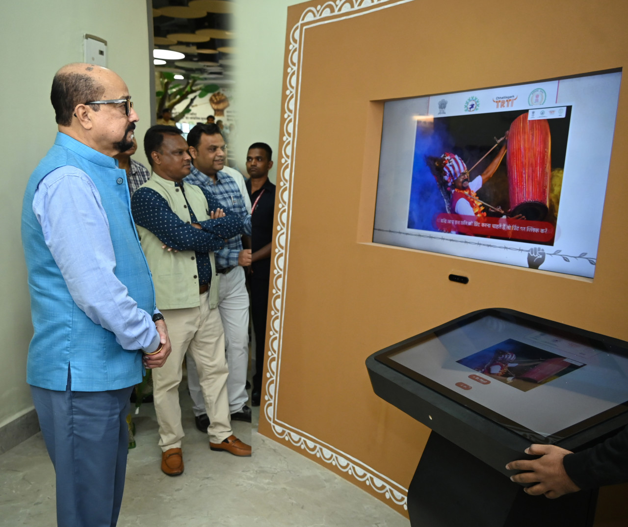 राज्यपाल श्री रमेन डेका ने भव्य जनजातीय संग्रहालय का लिया जायजा राज्यपाल श्री रमेन डेका ने भव्य जनजातीय संग्रहालय का लिया जायजा