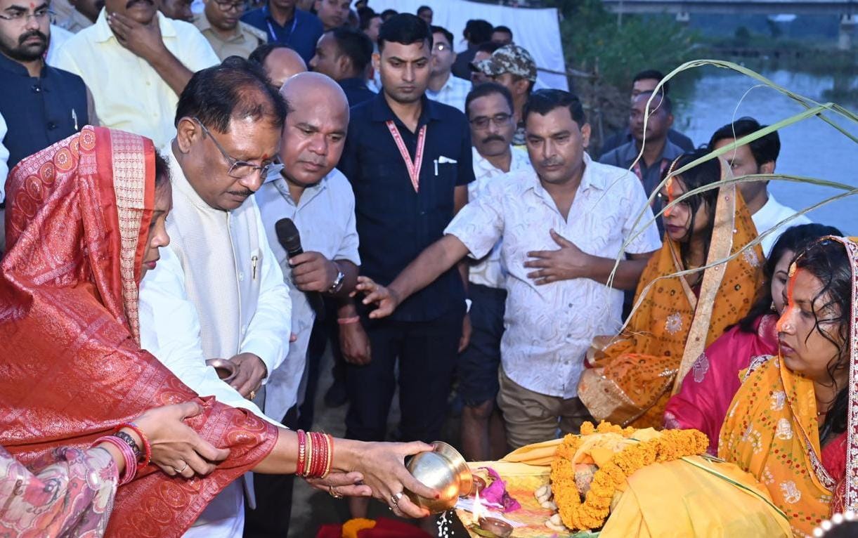 मुख्यमंत्री श्री साय ने जशपुर में दुलदुला छठ घाट में सूर्य को दिया अर्घ्य: प्रदेश की सुख-समृद्धि और खुशहाली की कामना की मुख्यमंत्री श्री साय ने जशपुर में दुलदुला छठ घाट में सूर्य को दिया अर्घ्य: प्रदेश की सुख-समृद्धि और खुशहाली की कामना की