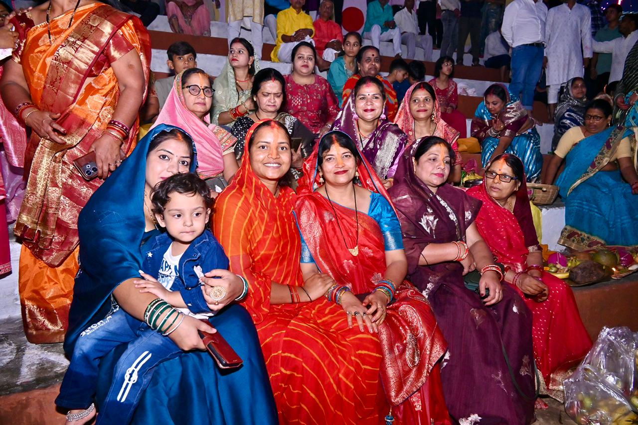 मंत्री श्रीमती लक्ष्मी राजवाड़े ने , सूर्यदेव को अर्पित किया संध्या अर्घ्य मंत्री श्रीमती लक्ष्मी राजवाड़े ने , सूर्यदेव को अर्पित किया संध्या अर्घ्य