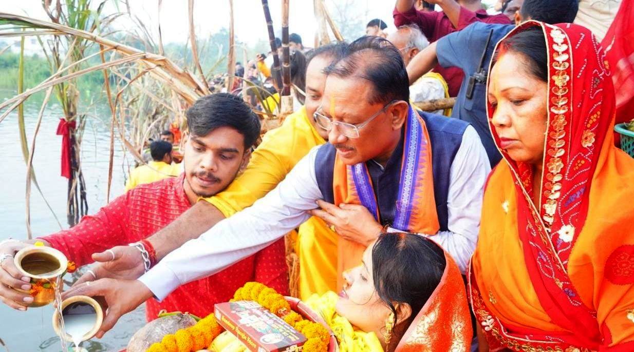 मुख्यमंत्री श्री साय ने कुनकुरी छठ घाट में सूर्य को दिया अर्घ्य:प्रदेश के सुख, समृद्धि और खुशहाली की कामना की मुख्यमंत्री श्री साय ने कुनकुरी छठ घाट में सूर्य को दिया अर्घ्य:प्रदेश के सुख, समृद्धि और खुशहाली की कामना की