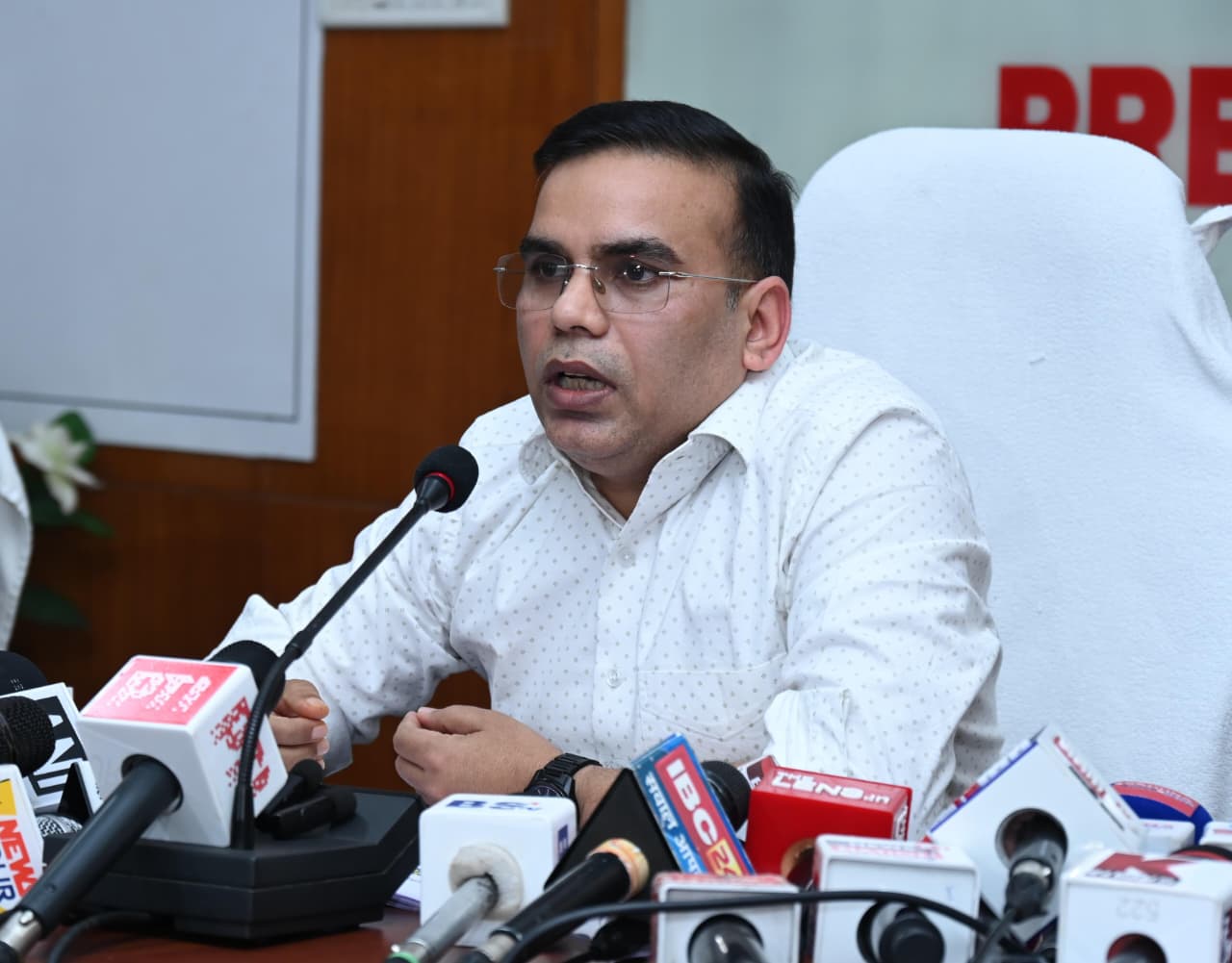 प्रेस विज्ञप्ति : छत्तीसगढ़ में मतदाता सूची के गहन पुनरीक्षण का शुरुआत! राजनीतिक दलों के साथ सीईओ ने की महत्वपूर्ण बैठक तथा विभिन्न मीडिया संस्थानों के साथ प्रेस वार्ता प्रेस विज्ञप्ति : छत्तीसगढ़ में मतदाता सूची के गहन पुनरीक्षण का शुरुआत! राजनीतिक दलों के साथ सीईओ ने की महत्वपूर्ण बैठक तथा विभिन्न मीडिया संस्थानों के साथ प्रेस वार्ता