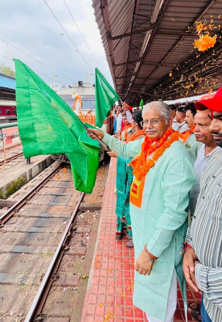 श्रद्धा और उल्लास से भरी स्पेशल ट्रेन से 850 श्रद्धालु हुए अयोध्या धाम के लिए रवाना, हुए भाव-विभोर श्रद्धा और उल्लास से भरी स्पेशल ट्रेन से 850 श्रद्धालु हुए अयोध्या धाम के लिए रवाना, हुए भाव-विभोर