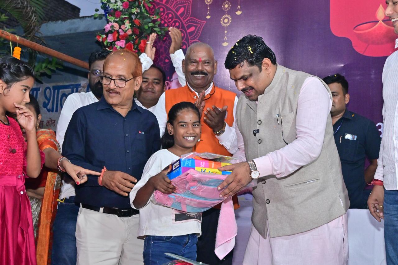 शिक्षा मंत्री गजेन्द्र यादव ने बच्चों संग “विष्णु के दिया”  कार्यक्रम में मनाई दीपावली — शिक्षा, संस्कृति और आनंद का संगम शिक्षा मंत्री गजेन्द्र यादव ने बच्चों संग “विष्णु के दिया”  कार्यक्रम में मनाई दीपावली — शिक्षा, संस्कृति और आनंद का संगम