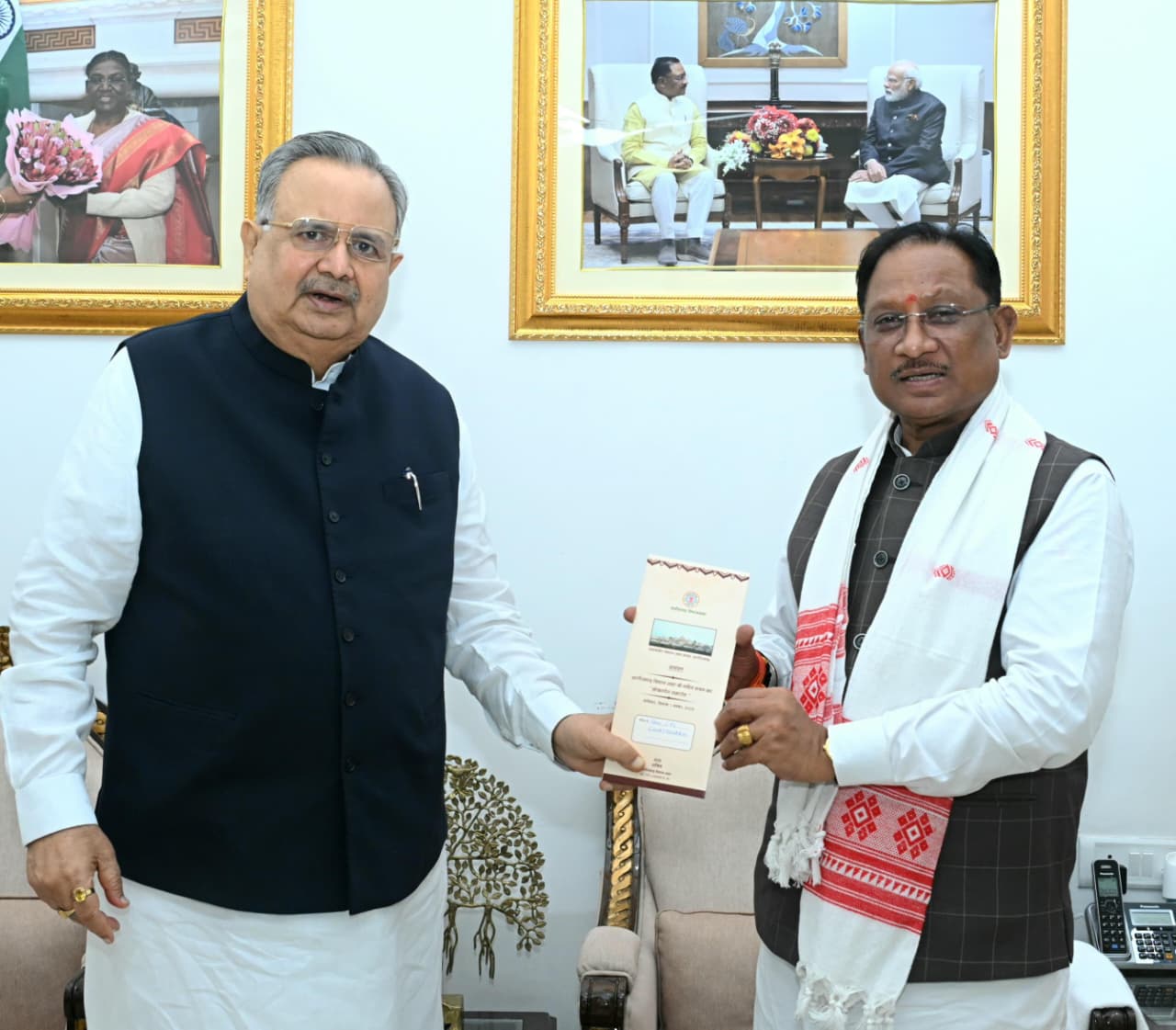 मुख्यमंत्री श्री विष्णु देव साय को विधानसभा अध्यक्ष डॉ. रमन सिंह ने नवीन विधानसभा भवन के लोकार्पण समारोह में शामिल होने का दिया आमंत्रण मुख्यमंत्री श्री विष्णु देव साय को विधानसभा अध्यक्ष डॉ. रमन सिंह ने नवीन विधानसभा भवन के लोकार्पण समारोह में शामिल होने का दिया आमंत्रण