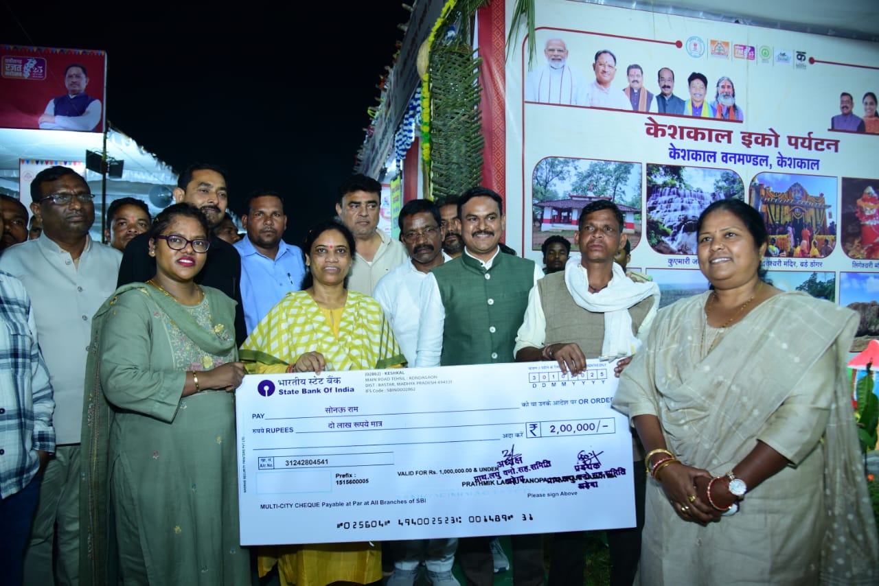 छत्तीसगढ़ रजत महोत्सव 2025 : शासन की योजनाओं के सफल क्रियान्वयन में जनसहभागिता जरूरी: विधायक सुश्री उसेण्डी छत्तीसगढ़ रजत महोत्सव 2025 : शासन की योजनाओं के सफल क्रियान्वयन में जनसहभागिता जरूरी: विधायक सुश्री उसेण्डी