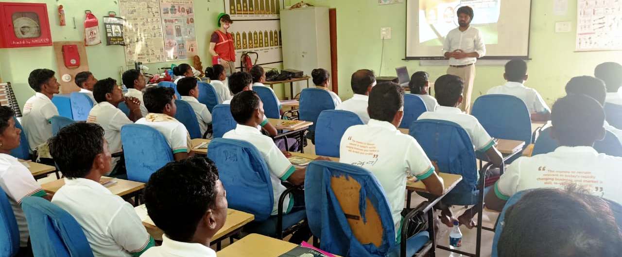 समर्पित माओवादी : वर्दी की जगह अब होटल की यूनिफॉर्म पहन कर करेंगे जिंदगी की नई शुरुआत समर्पित माओवादी : वर्दी की जगह अब होटल की यूनिफॉर्म पहन कर करेंगे जिंदगी की नई शुरुआत