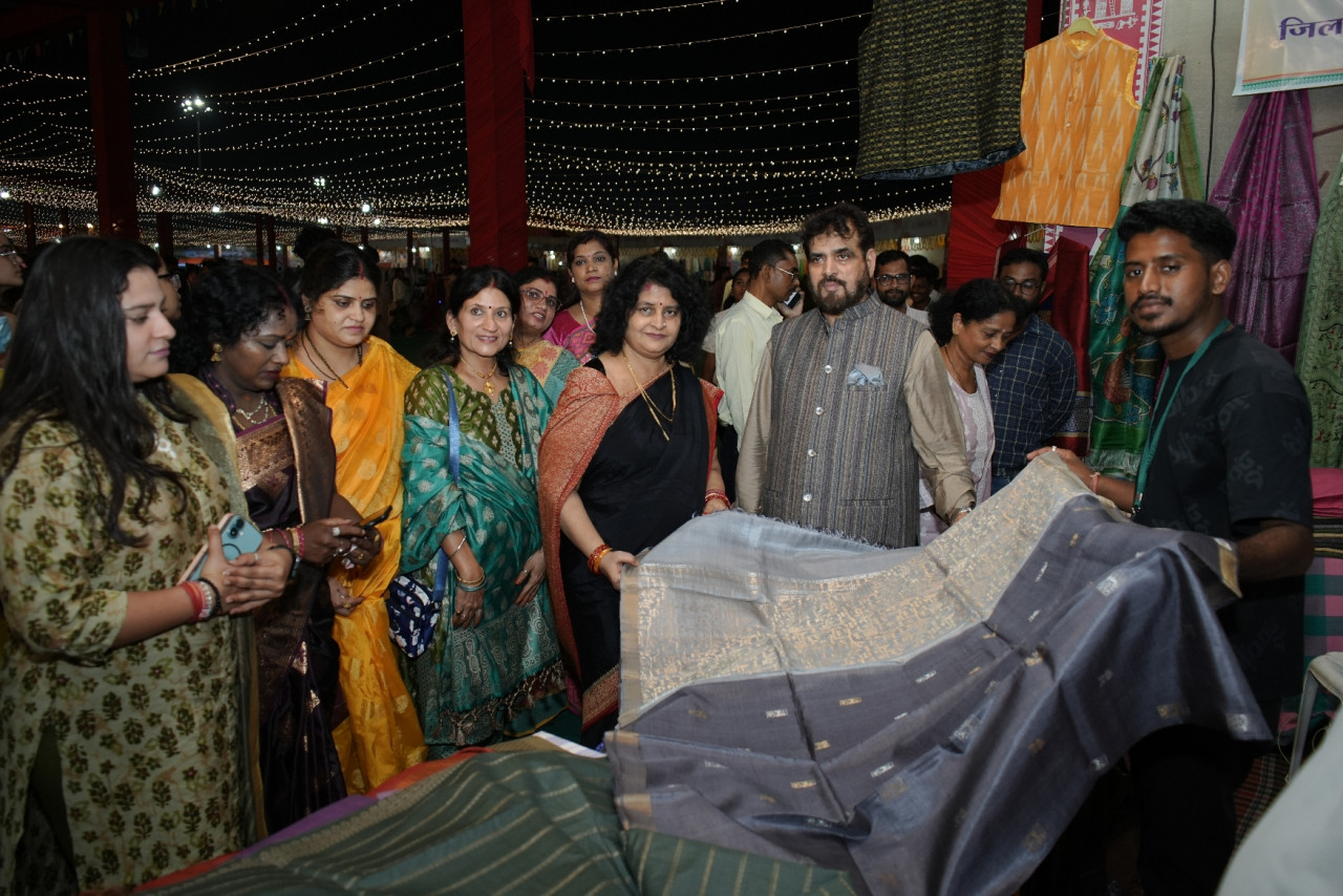 छत्तीसगढ़ राज्योत्सव 2025 : खादी प्रदर्शनी की धूम छत्तीसगढ़ राज्योत्सव 2025 : खादी प्रदर्शनी की धूम