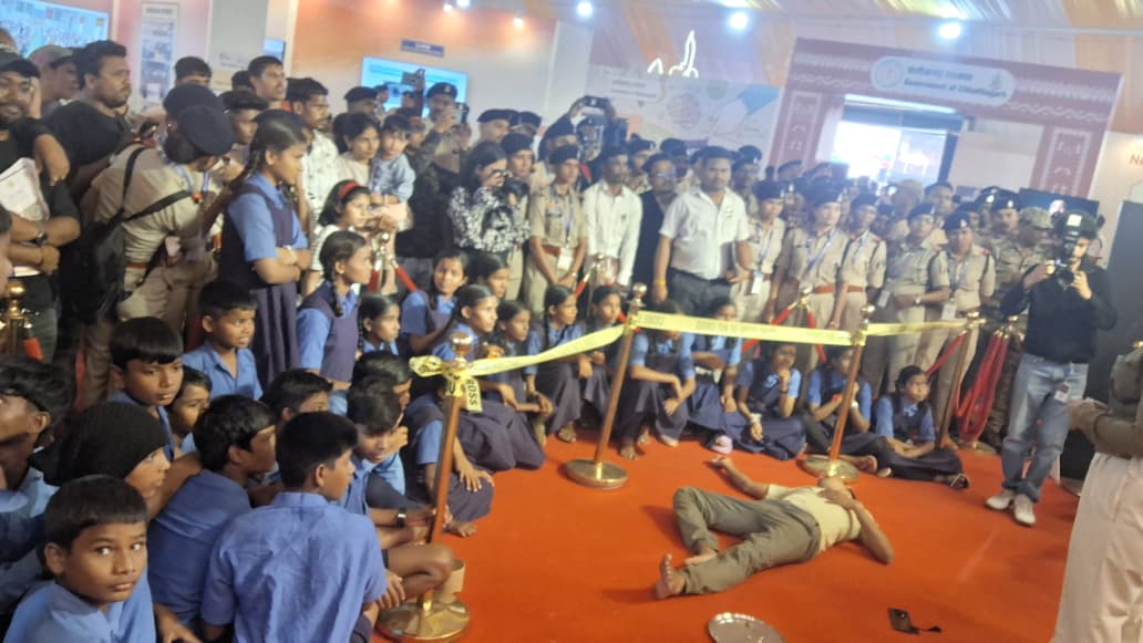 राज्योत्सव में पुलिस विभाग की प्रदर्शनी बनी सजीव रंगमंच राज्योत्सव में पुलिस विभाग की प्रदर्शनी बनी सजीव रंगमंच