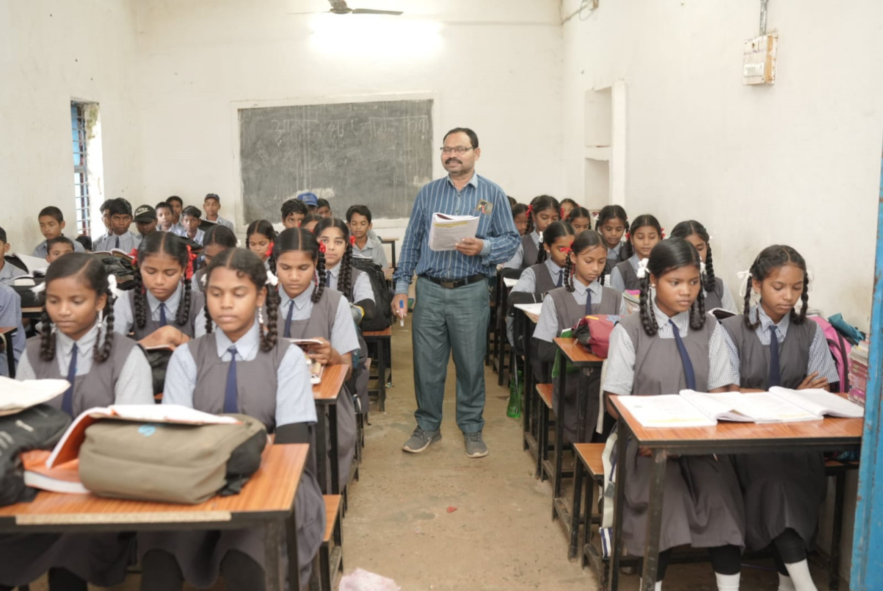 युक्तियुक्तकरण नीति से विद्यार्थियों तक पहुँच रही शिक्षकों की विशेषज्ञता का लाभ युक्तियुक्तकरण नीति से विद्यार्थियों तक पहुँच रही शिक्षकों की विशेषज्ञता का लाभ