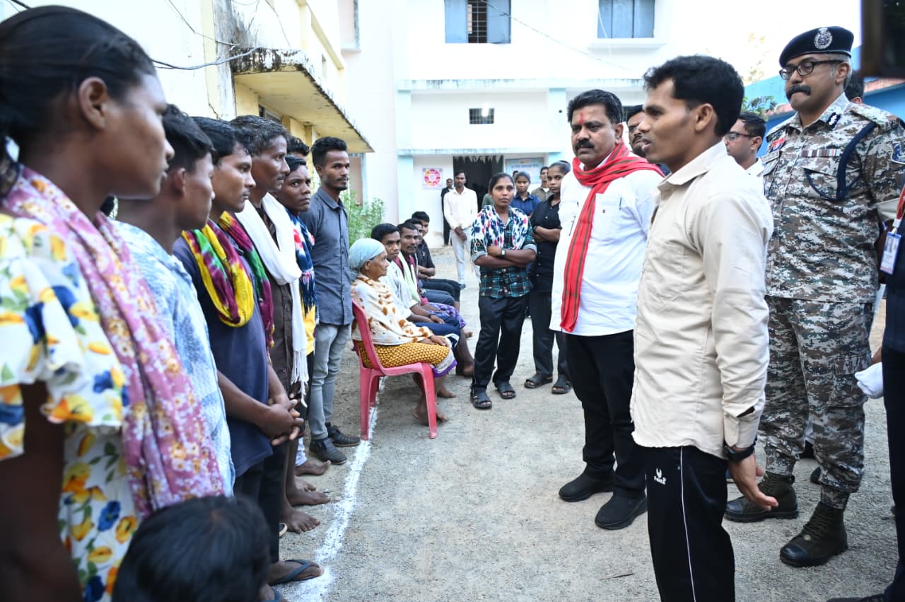 उपमुख्यमंत्री श्री विजय शर्मा ने पुनर्वास केंद्र में पुनर्वासित युवाओं से की आत्मीय भेंट उपमुख्यमंत्री श्री विजय शर्मा ने पुनर्वास केंद्र में पुनर्वासित युवाओं से की आत्मीय भेंट