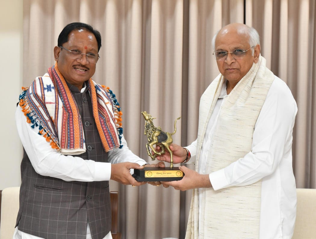 मुख्यमंत्री श्री विष्णु देव साय ने गांधीनगर में गुजरात के मुख्यमंत्री श्री भूपेंद्र पटेल से की सौजन्य भेंट मुख्यमंत्री श्री विष्णु देव साय ने गांधीनगर में गुजरात के मुख्यमंत्री श्री भूपेंद्र पटेल से की सौजन्य भेंट