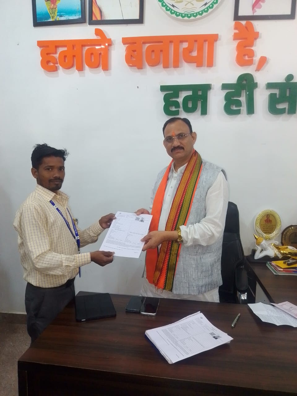 स्वास्थ्य मंत्री श्री श्याम बिहारी जायसवाल को बीएलओ ने सौंपा ईएफ फॉर्म स्वास्थ्य मंत्री श्री श्याम बिहारी जायसवाल को बीएलओ ने सौंपा ईएफ फॉर्म