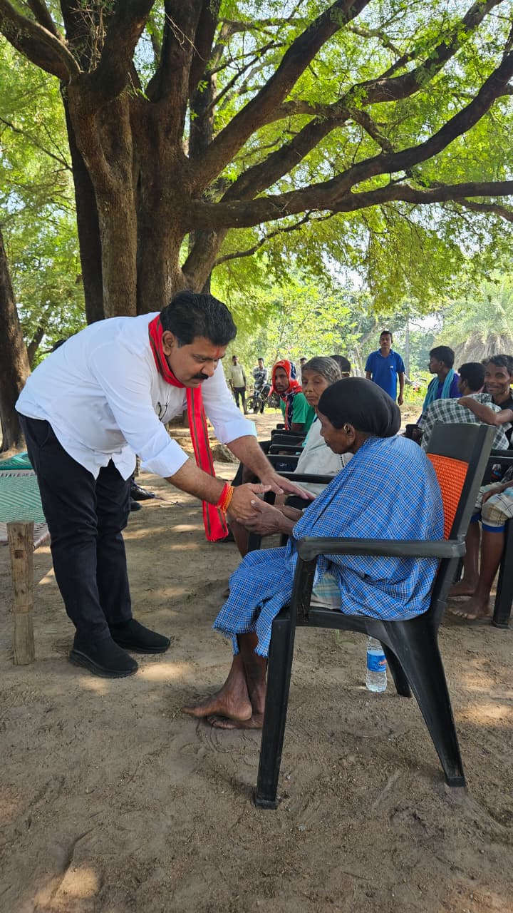 नक्सल लीडरों के परिजनों से मुलाकात कर उपमुख्यमंत्री ने की पुनर्वास की अपील नक्सल लीडरों के परिजनों से मुलाकात कर उपमुख्यमंत्री ने की पुनर्वास की अपील