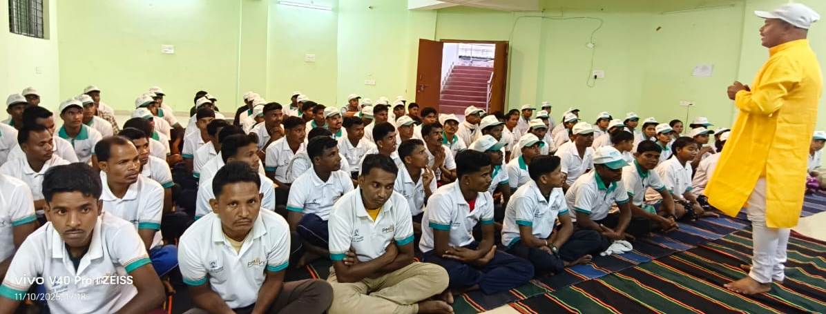 हिंसा और भय के रास्ते को छोड़ आत्म सुधार की राह पर पुनर्वासित माओवादी हिंसा और भय के रास्ते को छोड़ आत्म सुधार की राह पर पुनर्वासित माओवादी