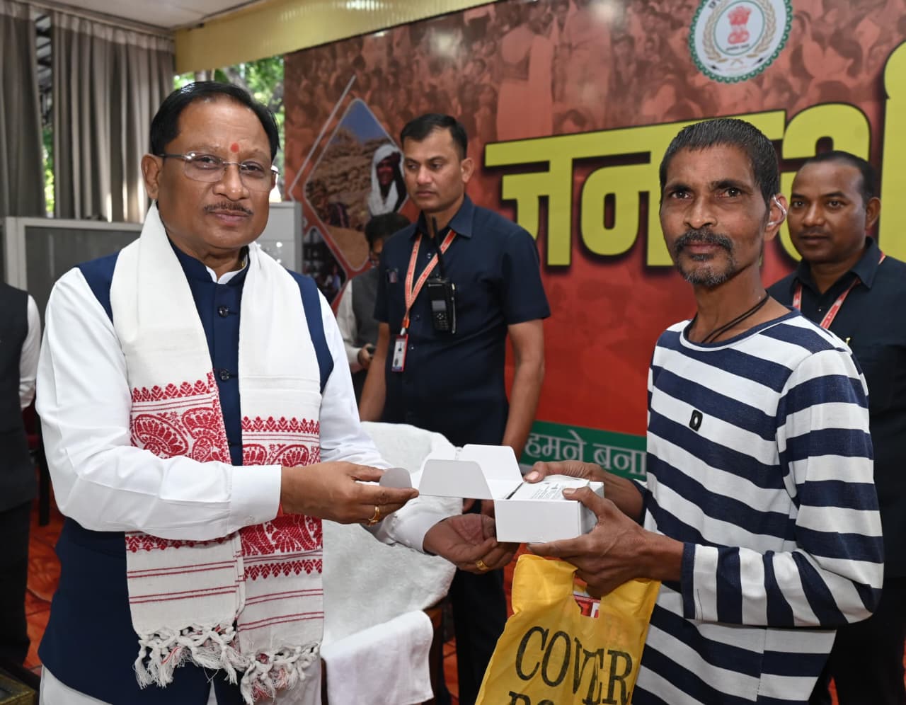 मुख्यमंत्री श्री विष्णुदेव साय ने समझी पीड़ा, तुरंत बढ़ाया कदम – श्री रमन निर्मलकर को सौंपा श्रवण यंत्र मुख्यमंत्री श्री विष्णुदेव साय ने समझी पीड़ा, तुरंत बढ़ाया कदम – श्री रमन निर्मलकर को सौंपा श्रवण यंत्र