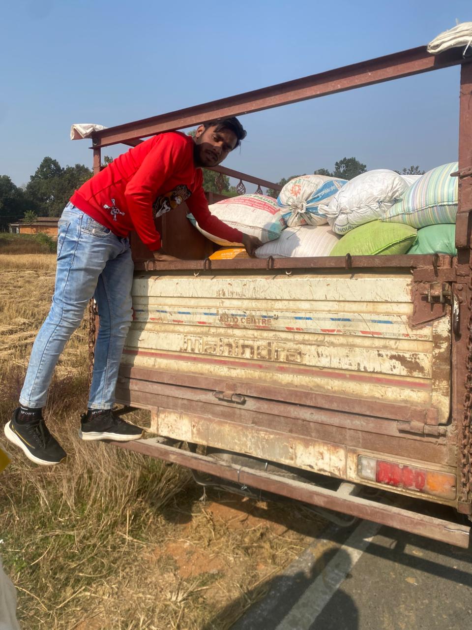 फोर्टिफाइड मिक्स्ड चावल का अवैध परिवहन करते पकड़ा गया ग्राम कृष्णपुर में फोर्टिफाइड मिक्स्ड चावल का अवैध परिवहन करते पकड़ा गया ग्राम कृष्णपुर में