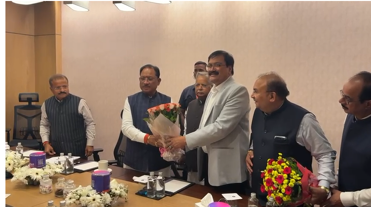 गुजरात के उद्योगपतियों ने मुख्यमंत्री विष्णुदेव साय से की मुलाकात, छत्तीसगढ़ में निवेश की जताई इच्छा गुजरात के उद्योगपतियों ने मुख्यमंत्री विष्णुदेव साय से की मुलाकात, छत्तीसगढ़ में निवेश की जताई इच्छा