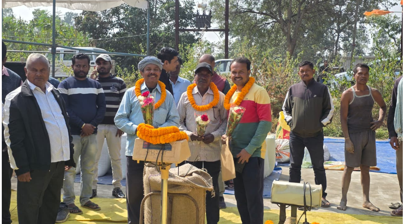आदिम जाति सेवा सहकारी समिति मर्यादित नमनाकला से शुभारंभ हुआ धान खरीदी का महापर्व, किसान श्री अनंत मंडल को कलेक्टर ने फूलमाला पहनाकर किया स्वागत आदिम जाति सेवा सहकारी समिति मर्यादित नमनाकला से शुभारंभ हुआ धान खरीदी का महापर्व, किसान श्री अनंत मंडल को कलेक्टर ने फूलमाला पहनाकर किया स्वागत