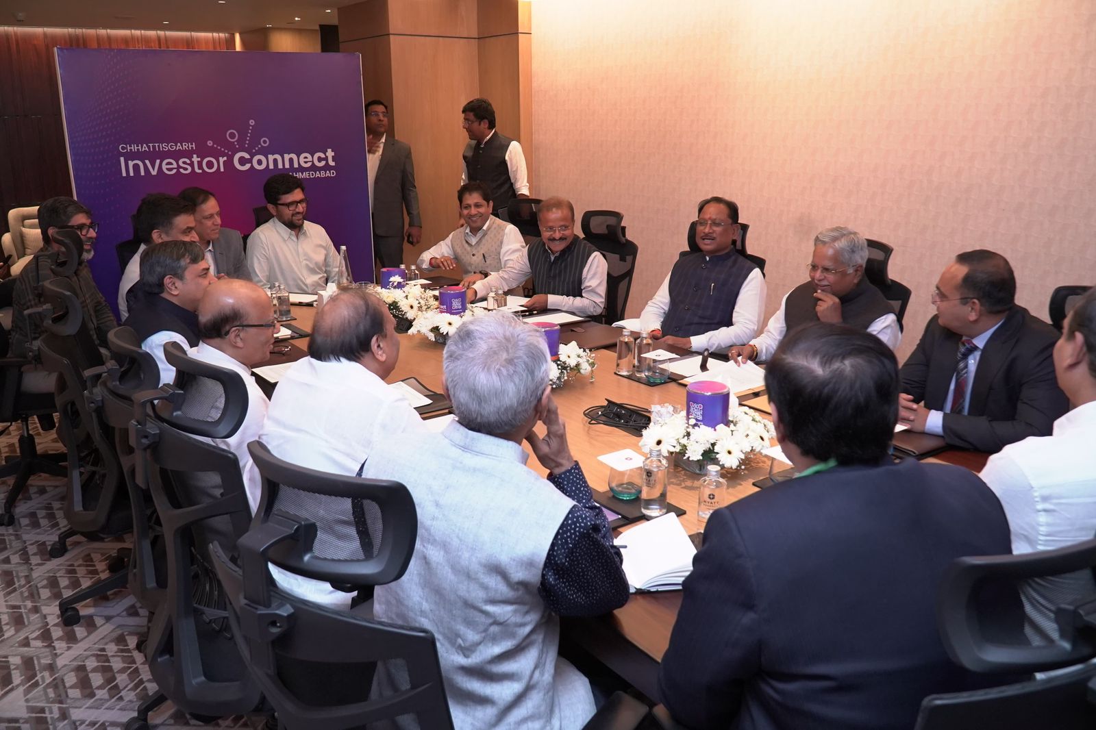 अहमदाबाद के टेक्सटाइल एसोसिएशन समूह ने मुख्यमंत्री विष्णुदेव साय से की मुलाकात, कपड़ा उद्योग में निवेश की रुचि दिखाई अहमदाबाद के टेक्सटाइल एसोसिएशन समूह ने मुख्यमंत्री विष्णुदेव साय से की मुलाकात, कपड़ा उद्योग में निवेश की रुचि दिखाई