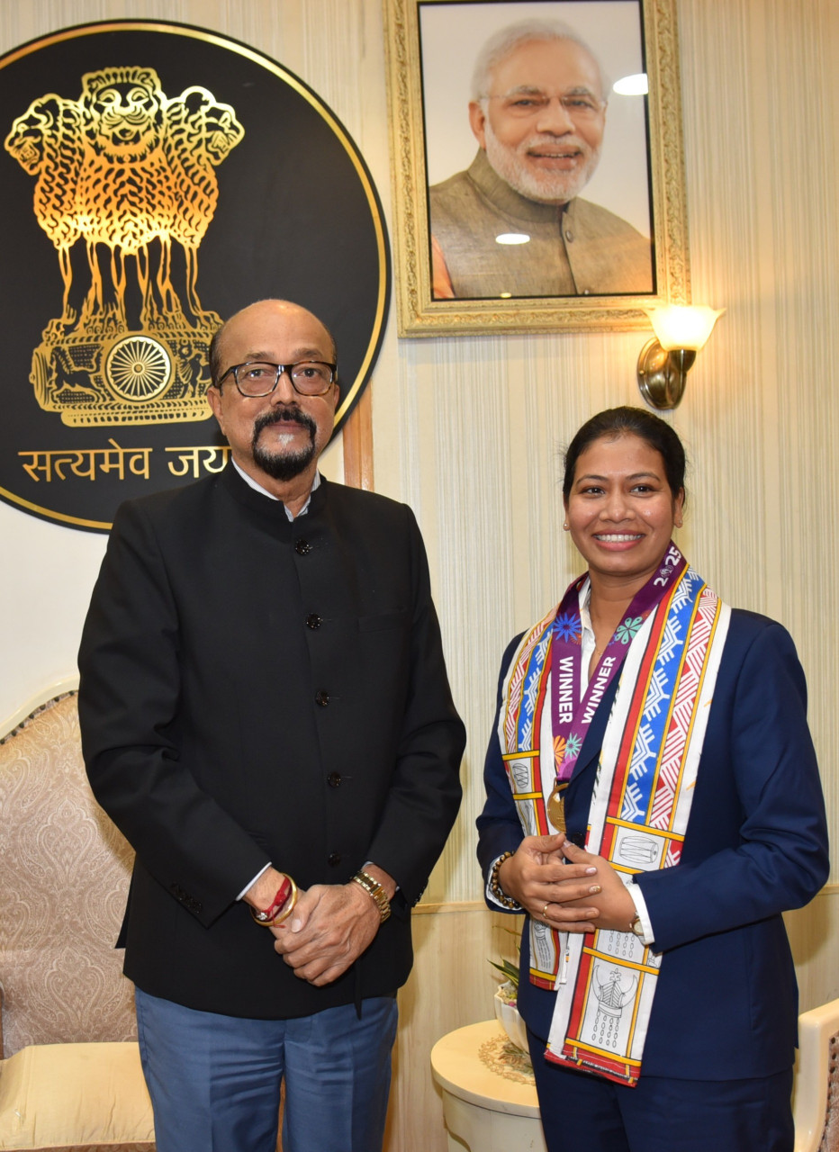 राज्यपाल से सुश्री आकांक्षा सत्यवंशी ने की सौजन्य भेंट राज्यपाल से सुश्री आकांक्षा सत्यवंशी ने की सौजन्य भेंट