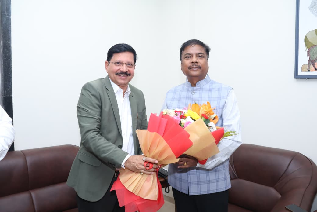 वन मंत्री श्री कश्यप से एसईसीएल के सीएमडी ने की सौजन्य भेंट वन मंत्री श्री कश्यप से एसईसीएल के सीएमडी ने की सौजन्य भेंट