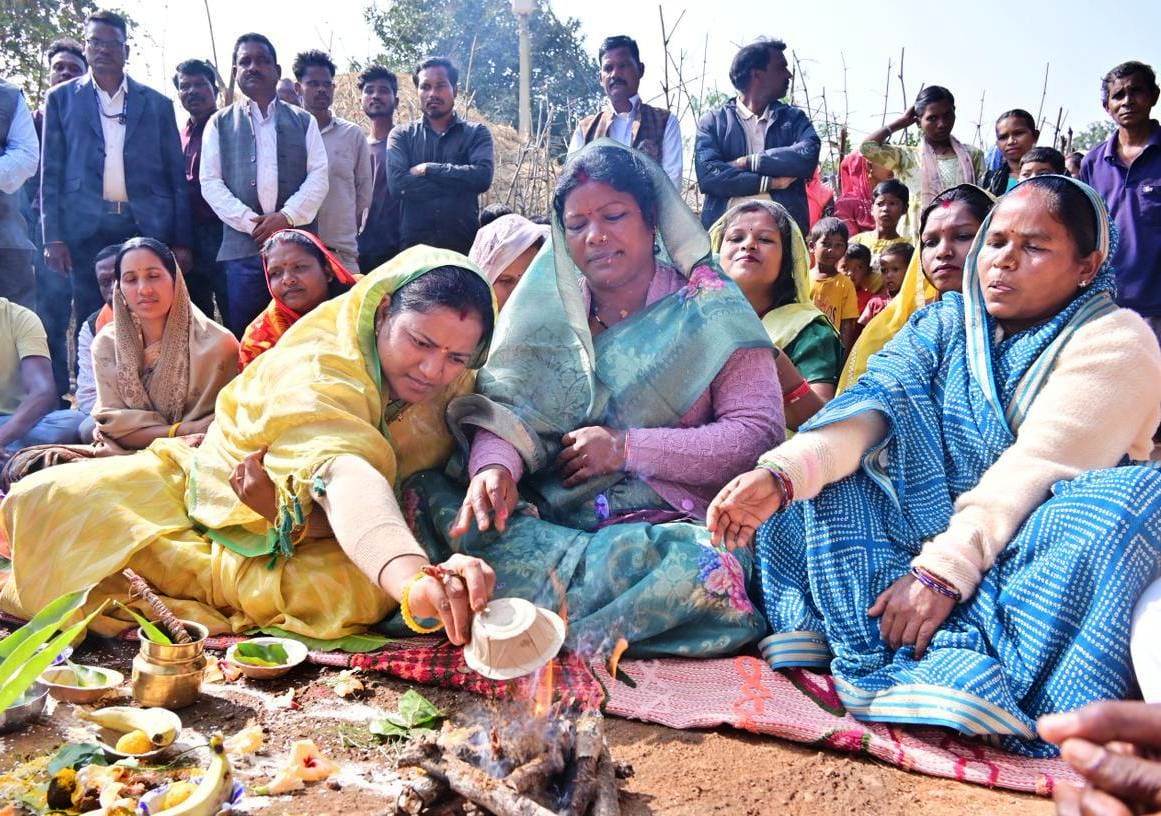 मंत्री श्रीमती लक्ष्मी राजवाड़े ने मुख्यमंत्री ग्राम गौरव पथ योजना के तहत 157 लाख से अधिक के विकास कार्यों का किया भूमि पूजन मंत्री श्रीमती लक्ष्मी राजवाड़े ने मुख्यमंत्री ग्राम गौरव पथ योजना के तहत 157 लाख से अधिक के विकास कार्यों का किया भूमि पूजन