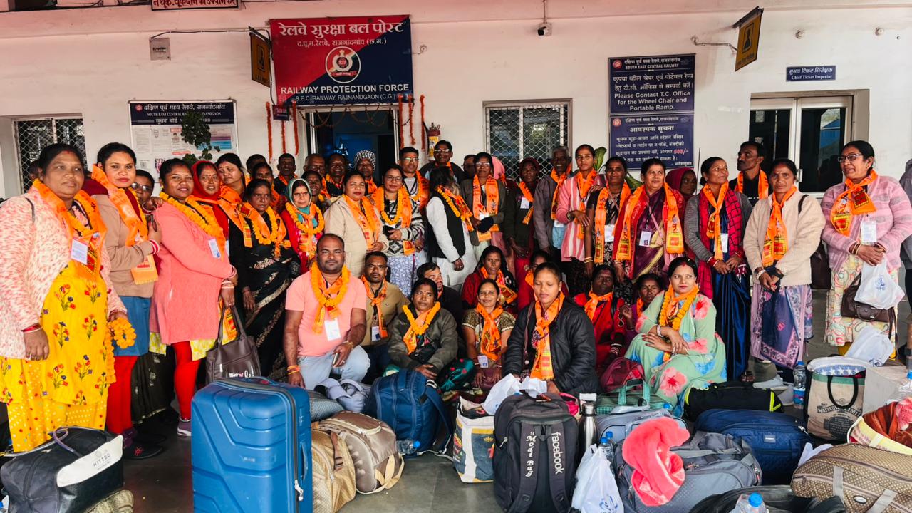 रामलला दर्शन के लिए 850 श्रद्धालु भारत गौरव ट्रेन से अयोध्या रवाना रामलला दर्शन के लिए 850 श्रद्धालु भारत गौरव ट्रेन से अयोध्या रवाना