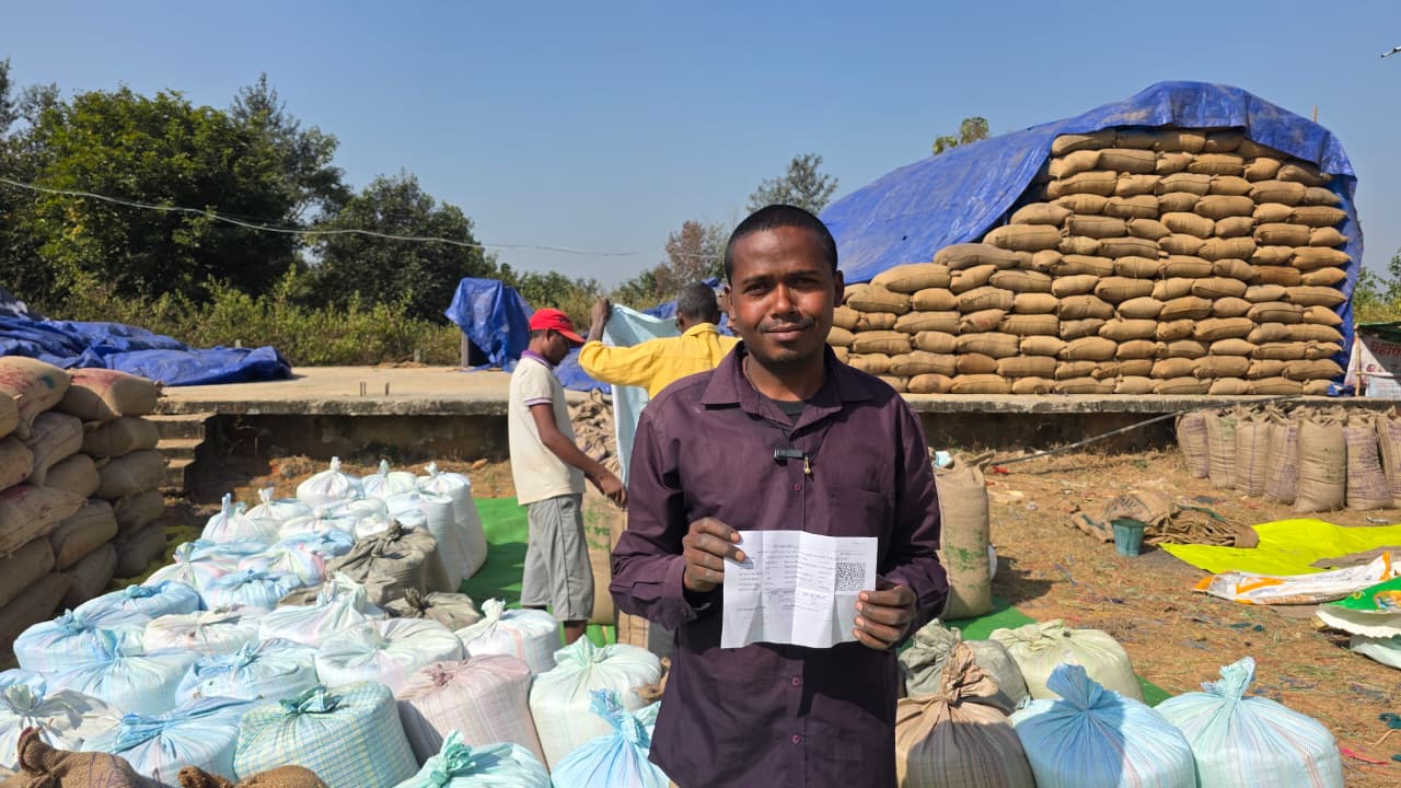 धान उपार्जन केन्द्रों की पारदर्शी व्यवस्था से किसानों को मिल रही सुविधा, किसान पिंकू कुजूर ने की धान खरीदी व्यवस्था की सराहना धान उपार्जन केन्द्रों की पारदर्शी व्यवस्था से किसानों को मिल रही सुविधा, किसान पिंकू कुजूर ने की धान खरीदी व्यवस्था की सराहना