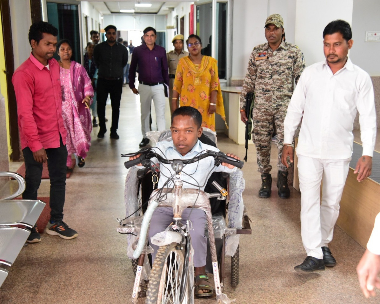 सुशासन की संवेदनशील पहल : दिव्यांग मुकेश यादव को मिला मोटराइज्ड ट्राइसिकल सुशासन की संवेदनशील पहल : दिव्यांग मुकेश यादव को मिला मोटराइज्ड ट्राइसिकल
