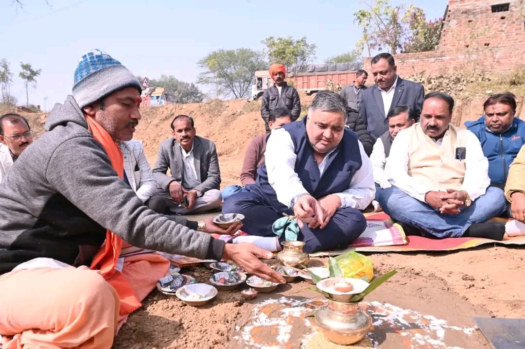 राज्य सरकार की जनकल्याणकारी नीतियों को धरातल पर उतारने के संकल्प के साथ कैबिनेट मंत्री राजेश अग्रवाल ने खैरबार और जुनाडीह में बहुप्रतीक्षित विकास कार्यों का किया भूमिपूजन राज्य सरकार की जनकल्याणकारी नीतियों को धरातल पर उतारने के संकल्प के साथ कैबिनेट मंत्री राजेश अग्रवाल ने खैरबार और जुनाडीह में बहुप्रतीक्षित विकास कार्यों का किया भूमिपूजन