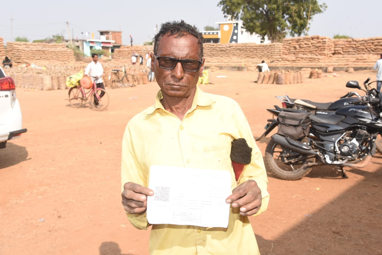 धान बिक्री से कृषक कामता चुकाएंगे अपना ऋण : 24 घंटे ऑनलाइन ‘तुंहर टोकन’ व्यवस्था से किसानों को बड़ी राहत धान बिक्री से कृषक कामता चुकाएंगे अपना ऋण : 24 घंटे ऑनलाइन ‘तुंहर टोकन’ व्यवस्था से किसानों को बड़ी राहत