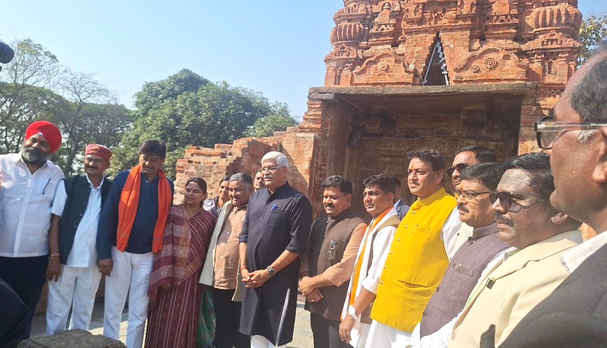 केंद्रीय संस्कृति एवं पर्यटन मंत्री श्री गजेन्द्र सिंह शेखावत ने किया ऐतिहासिक सिरपुर के पुरातात्विक स्थलों का निरीक्षण केंद्रीय संस्कृति एवं पर्यटन मंत्री श्री गजेन्द्र सिंह शेखावत ने किया ऐतिहासिक सिरपुर के पुरातात्विक स्थलों का निरीक्षण