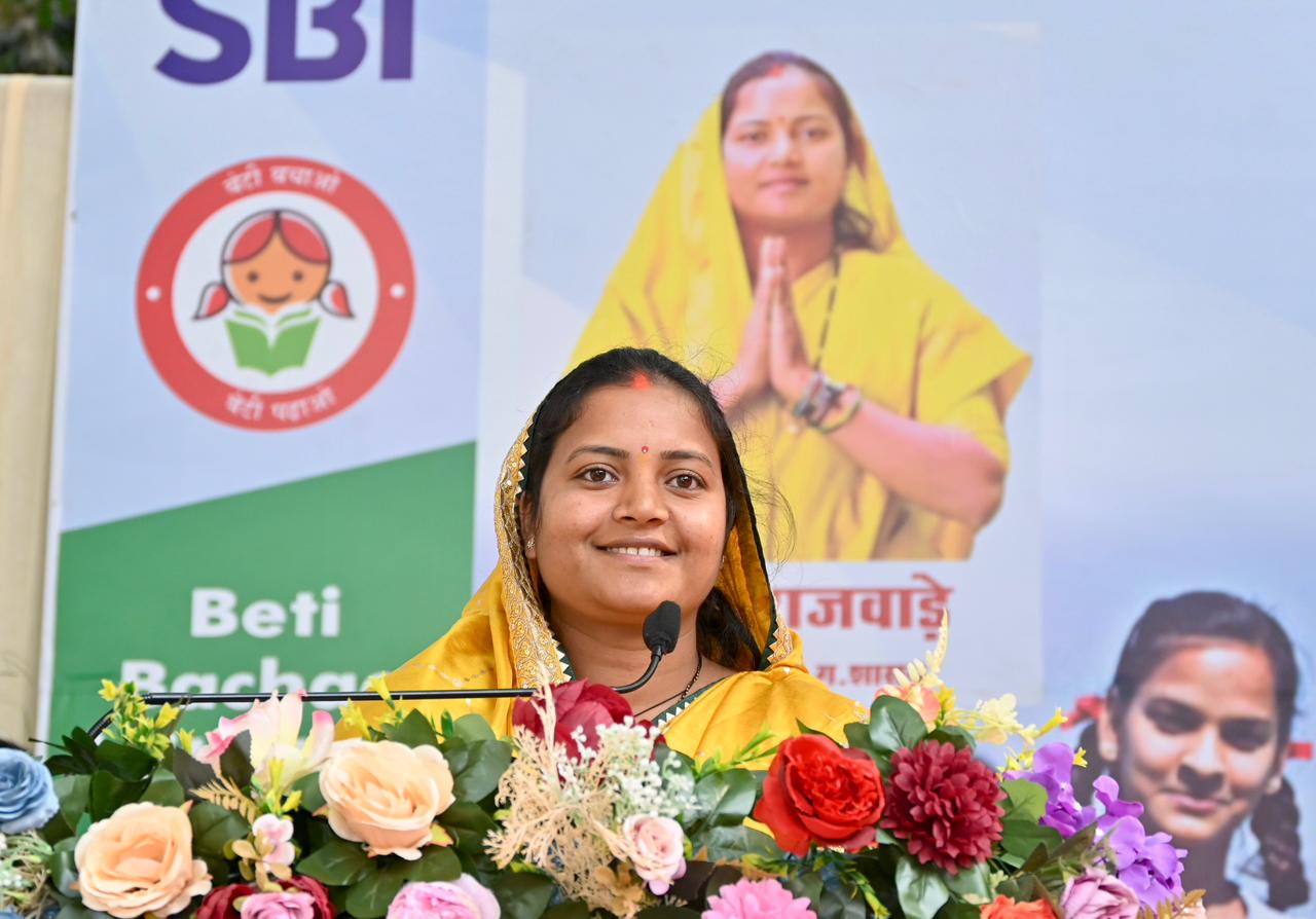 मंत्री श्रीमती लक्ष्मी राजवाड़े ने बालिकाओं को साइकिल वितरण कर बढ़ाया उत्साह मंत्री श्रीमती लक्ष्मी राजवाड़े ने बालिकाओं को साइकिल वितरण कर बढ़ाया उत्साह